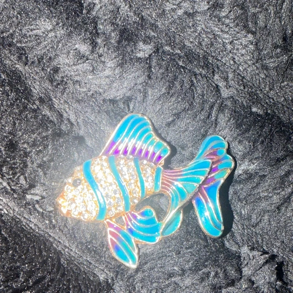 Vintage Elegance: Sparkling Rhinestone Fish Brooch - Perfect Gift for Ladies